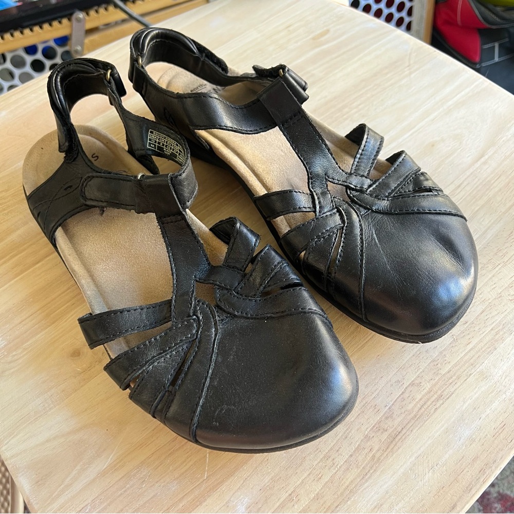 Earth Origins closed toe Black Sandals